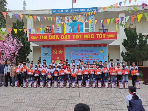 Trao quà "Tết yêu thương" cho HS có hoàn cảnh khó khăn năm 2024