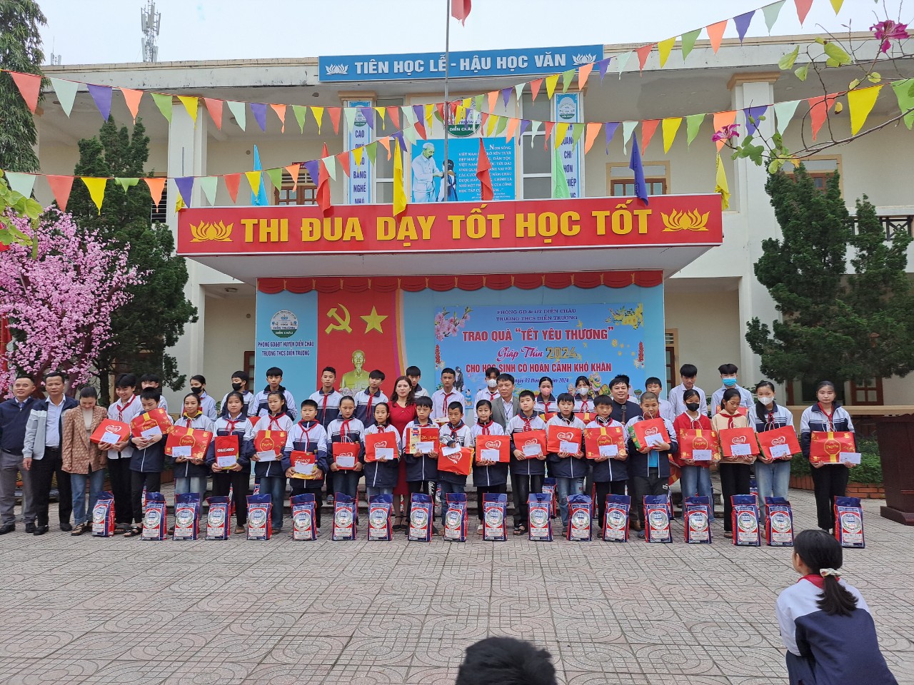 Trao quà "Tết yêu thương" cho HS có hoàn cảnh khó khăn năm 2024